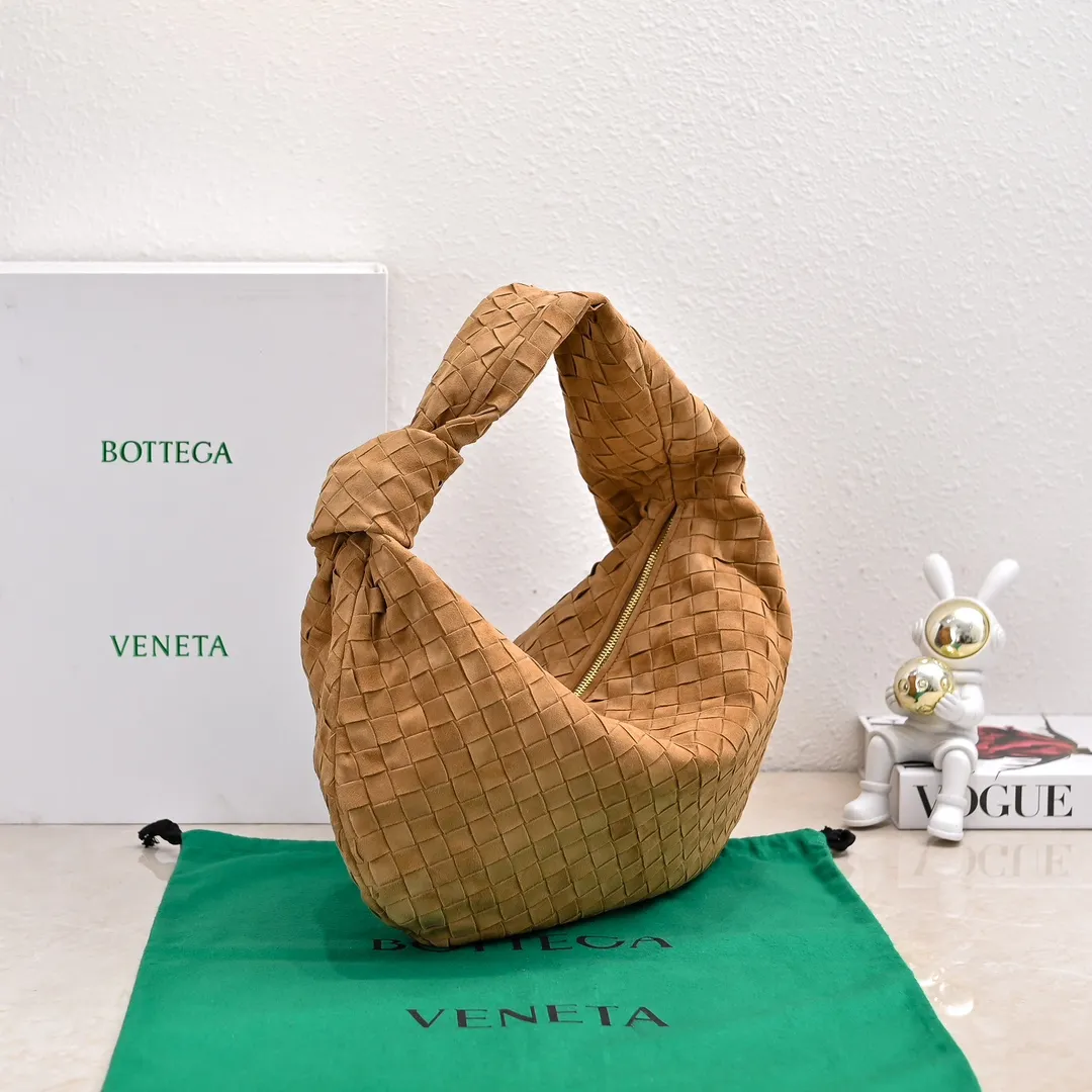 Batch 1960 #BV 𝗝𝗢𝗗𝗜𝗘# Street style’s new favorite fashionable large size 𝙟𝙤𝙙𝙞𝙚 It’s coming, it’s coming, it’s really coming! I have always thought that knitted BV is old-fashioned, until I met it - 𝙟𝙤𝙙𝙞𝙚, I realized that the original classic knitting elements and the new knot element design can be so fashionable! I have to admire Daniel Lee’s design talent! Large capacity to meet daily needs! Fashionable and versatile, it’s perfect for concave shapes, take it out to hit the streets! Size: 48*40*16 Style number: 6698